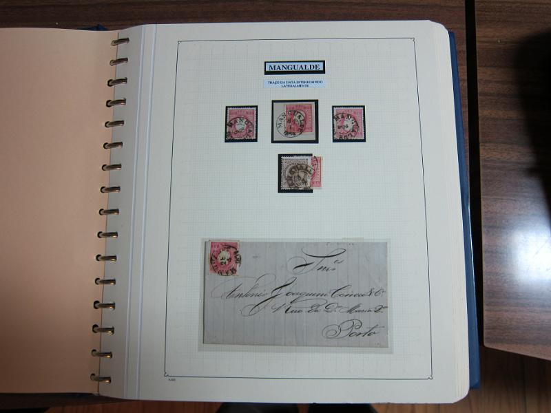 0019 (134).JPG -     Lote:    19      Marcofilia      Lotes Especiais       Descrição:         Portugal. Colecção especializada de carimbos de duplo círculo, tipo 1852, montada em 4 álbuns Lindner, com selos de diversas emissões e cartas, com estudo minucioso de cada marca. Lote a ver.         Lote       Valor Base:     &euro; 2.500,00     Valor Venda:     Retirado     